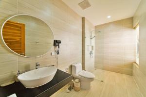 une salle de bain avec un lavabo, des toilettes et un miroir dans l'établissement Tropical Heaven cozy villa 3Bdr, à Koh Samui  24 autres photos