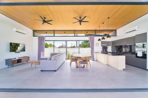 un salon avec un canapé et une table dans l'établissement Tropical Heaven cozy villa 3Bdr, à Koh Samui 