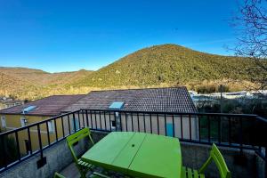 阿韦恩Les Naïades G30 - 2 bedrooms for 5 people !的山景阳台上的绿色桌子