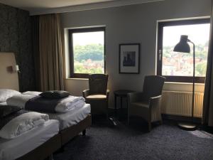 a hotel room with two beds and a window at Hotel Cabinn Vejle in Vejle