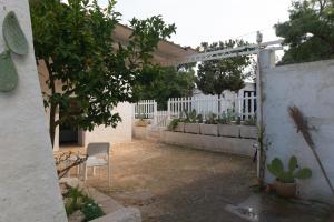 patio con sedia e recinzione bianca di Trullo da Nonno Marco a Cisternino