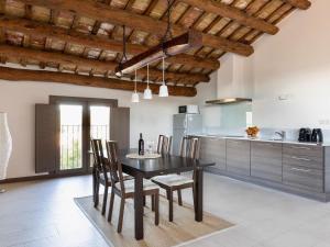 cocina con mesa de comedor y sillas en Montserrat apartment with terrace and pool, en La Torre de Claramunt