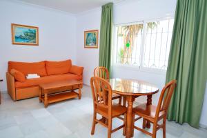 Uma área de estar em Apartamentos HC Burriana Playa
