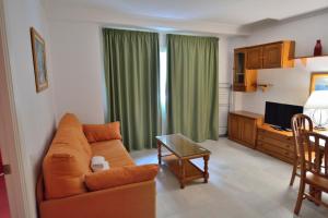 Uma TV ou centro de entretenimento em Apartamentos HC Burriana Playa