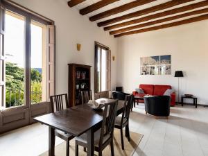 ein Wohnzimmer mit einem Tisch, Stühlen und einem Sofa in der Unterkunft La Torre Apartment with 3 balconies in La Torre de Claramunt