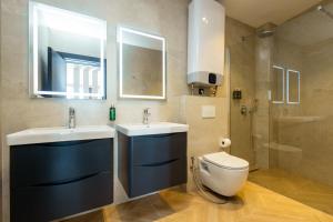 uma casa de banho com um WC, um lavatório e um chuveiro em Continental Hotel em Ulcinj