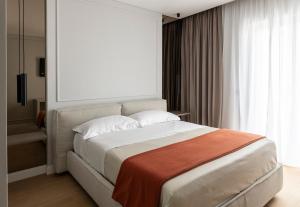 una camera da letto con un grande letto bianco e una finestra di Le Terrazze Suites a Bari