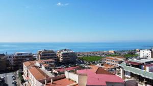 uma vista aérea de uma cidade com edifícios e o oceano em MareSole Apartment em Lido di Ostia