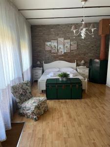 um quarto com uma cama, um sofá e uma cadeira em Stella De' Tolomei em Ferrara