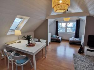 sala de estar con mesa blanca y sillas en Holiday home "Schwedenhaus Bad Tabarz", en Tabarz