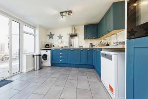 Kuchyň nebo kuchyňský kout v ubytování Spacious 3 Bedroom Modern House with Garden + 15 fotografií