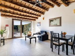 sala de estar con mesa y sofá en Bungalow Riu d'Agost with private terrace, en La Torre de Claramunt