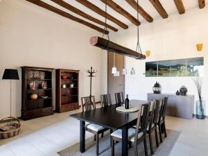 comedor con mesa negra y sillas en Winery apartment for two with private terrace, en La Torre de Claramunt