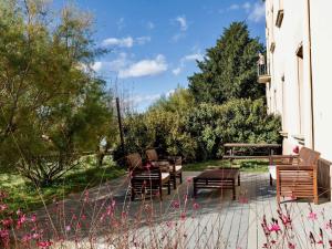 un patio con mesa, bancos y árboles en Winery apartment for two with private terrace, en La Torre de Claramunt