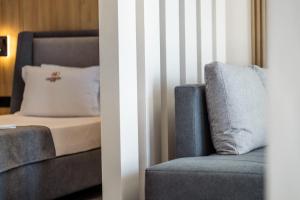 Continental Hotel客房内的一张或多张床位