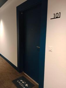 eine blaue Tür in einem Zimmer mit einem Schild darauf in der Unterkunft APPARTEMENT 4 COUCHAGES in Soustons