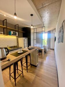 cocina grande con mesa y nevera en Usina Studio Salta, en Salta