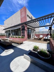 un edificio con dos bancos delante en Usina Studio Salta, en Salta 21 fotos más