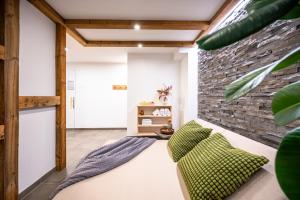 Turracher Zirbenlodges في تراشر هوهي: غرفة معيشة مع أريكة وجدار من الطوب