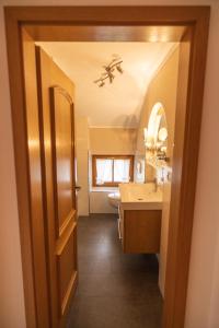 een badkamer met een toilet en een plafondventilator bij Schererhof in Rimsting