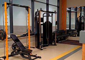 een fitnessruimte met rijen apparatuur in een kamer bij 53 Fully Equipped VIP Apartment near Başakşehir in Avcılar