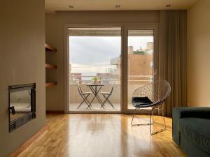 ヴィラ・ノヴァ・デ・ガイアにあるAtlantis Apartments by URのリビングルーム(ソファ、椅子付)、バルコニーが備わります。