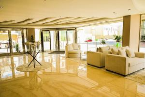 - un salon avec des canapés et une table dans un bâtiment dans l'établissement Villa Misk Dammam, à Dammam