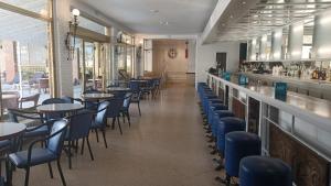 卡里拉的住宿－Terramar，一间带桌椅的餐厅和一间酒吧