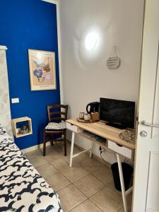 A television and/or entertainment centre at Agriturismo Corte San Girolamo