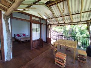 埃拉Villa Nature Hights的带阳台的一张桌子和一张床的房间 更多23张照片