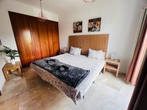 Un dormitorio con una cama grande con cabecero de madera. en Sol Andalusi, en Alhaurín de la Torre 12 fotos más