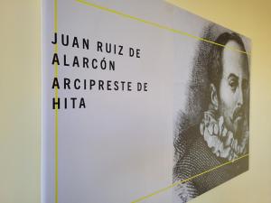 uma imagem a preto e branco de um homem numa parede em La Morada del Arcipreste em Guadalajara
