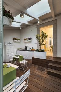 eine Küche und ein Wohnzimmer mit einem Dachfenster in der Unterkunft Bed And Breakfast T57 in Bitonto