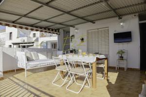 Una televisión o centro de entretenimiento en BelMonStays Santana, Mijas Pueblo