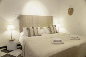 Una cama o camas en una habitación de BelMonStays Santana, Mijas Pueblo