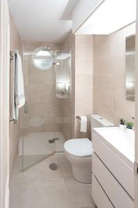 ein Bad mit einem WC und einer Glasdusche in der Unterkunft Islamar Islantilla Suites in Islantilla