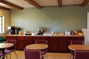 una cocina con mesas, sillas y una barra en Shenandoah Inn, MAJOR CREDIT CARDS REQUIRED for check in, en Plymouth