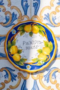 une plaque bleue et blanche avec des citrons sur elle dans l'établissement Sorrento Realty Holidays Pinnidys House, à Sorrente