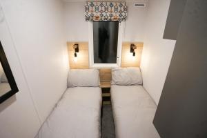En eller flere senge i et værelse på Inviting 3-Bed Lodge in Preston hot tub