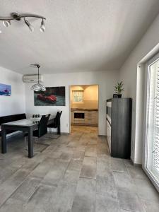 TV a/nebo společenská místnost v ubytování Apartament Sunny Mimice z widokiem na morze