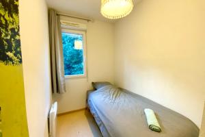 a small room with a bed and a window at Les Naïades G37- 2 bedrooms for 5 people ! in Avène