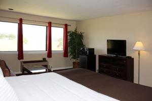 1 dormitorio con 1 cama y TV de pantalla plana en Shenandoah Inn, MAJOR CREDIT CARDS REQUIRED for check in, en Plymouth