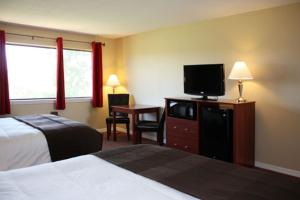 Habitación de hotel con 2 camas y TV de pantalla plana. en Shenandoah Inn, MAJOR CREDIT CARDS REQUIRED for check in, en Plymouth