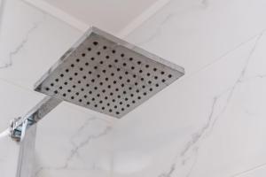 cabezal de ducha con un objeto metálico en el techo en GuestReady - Mystic Subdual, en Oporto