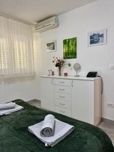 Postel nebo postele na pokoji v ubytování Apartament Sunny Mimice z widokiem na morze
