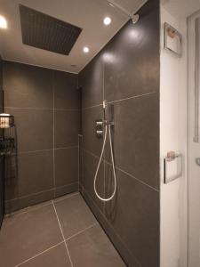 bagno con doccia e tubo di Saint-Germain-Des-Près Love Story a Parigi
