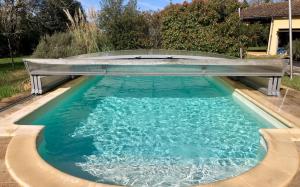 a swimming pool in a backyard with a pool at Villa de la croix de la main in Veyrignac