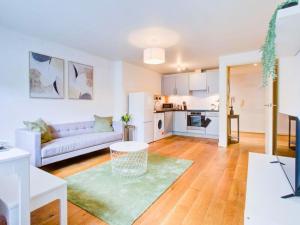 a living room with a couch and a table at Light & Airy - Free Parking - Wonderful Location - Sleeps 5 in London