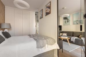 Krevet ili kreveti u jedinici u objektu Scala Apartamenty by Moderna Profit- Apartament Deluxe z parkingiem 60G