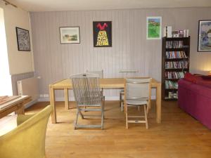 VIC-de-CHASSENAY : غرفة معيشة مع طاولة وكراسي خشبية